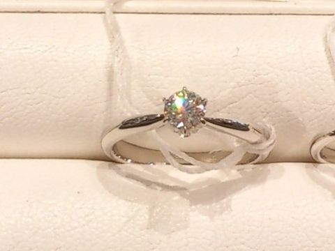 【モニッケンダム(MONNICKENDAM)の口コミ】 アームが中央に向かってかなりシェイプされていて、ダイヤモンドの輝きが…