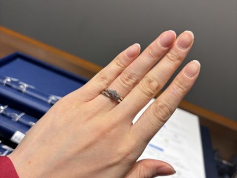 【銀座ダイヤモンドシライシの口コミ】 シンプルで王道のデザインに見えますが、着けてみると、センターダイヤモ…