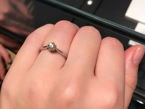 【銀座ダイヤモンドシライシの口コミ】 王道の婚約指輪と言った感じのデザインですが、細部にまでこだわったとて…