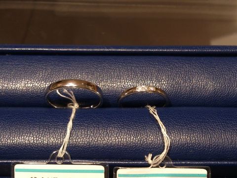 【銀座ダイヤモンドシライシの口コミ】 アームがストレートで、そこにダイヤモンドが3石入っています。
シンプル…