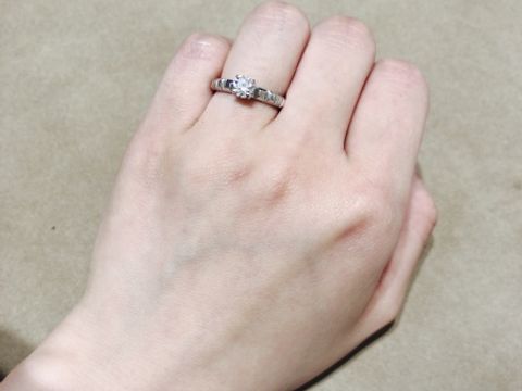 【ブシュロン(BOUCHERON)の口コミ】 デザイン ★★★★☆
価格        ★★★★☆

パリの石畳をイメージした「クル・ド…