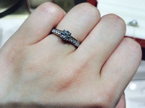 【カルティエ(Cartier)の口コミ】 デザイン  ★★★★☆

王道・バレリーナ！
女性らしい愛らしいデザインながら…