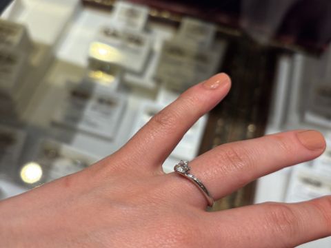 【ケイウノ ブライダル(K.UNO BRIDAL)の口コミ】 中央のダイヤに向かって描く曲線が緩やかでかわいいです。大きなダイヤの…