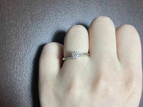 【MIKIMOTO(ミキモト)の口コミ】 台座が高く、上から見た時に実際のダイヤモンドの大きさよりも大きく見せ…