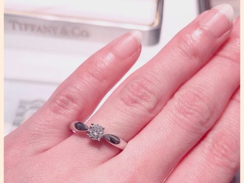 【ティファニー(Tiffany & Co.)の口コミ】 デザイン  ★★★☆☆
価格         ★★★★★

中央に向けてくびれのあるアームは…