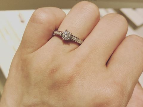 【ショーメ(CHAUMET)の口コミ】 五角形の立てヅメです。
一石タイプの婚約指輪はやはり王道デザインかと思…