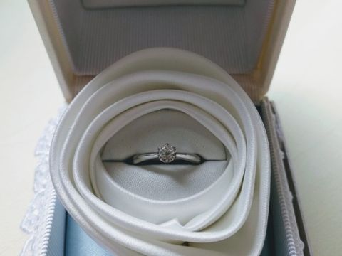 【4℃ BRIDAL(ヨンドシーブライダル)の口コミ】 旦那さん単独でプロポーズリングとして購入しました。
シンプルながらも存…