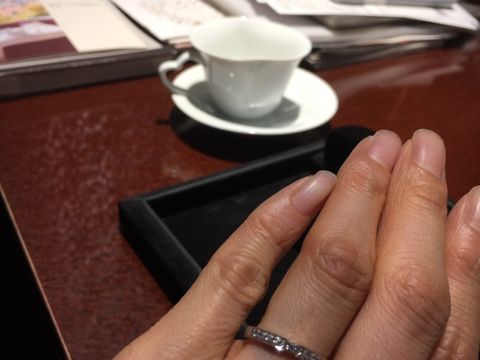 【JEWELRY  KAMATA(ジュエリーかまた)の口コミ】 婚約指輪と重ね付けした時のフィット感を重視して探していました。真ん中…