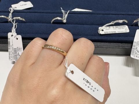 【4℃ BRIDAL(ヨンドシーブライダル)の口コミ】 ライン状になめらかに全面にメレダイヤモンドが入っていて、存在感があり…