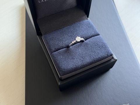 【ラザール ダイヤモンド(LAZARE DIAMOND)の口コミ】 中心に大きなダイヤがあるだけでなく、サイドにメレダイヤがあることで、…