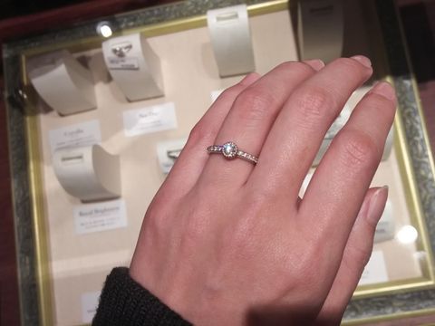 【ケイウノ ブライダル(K.UNO BRIDAL)の口コミ】 クラシカルな雰囲気が好きで、こちらを試着させてもらいました。
ダイヤが…