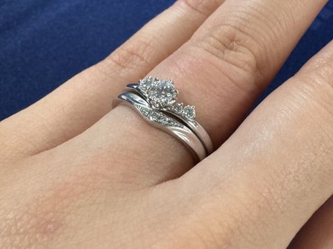 【銀座ダイヤモンドシライシの口コミ】 Vカットのデザインが指が細長く見えるのでとても素敵でした！私はダイヤの…