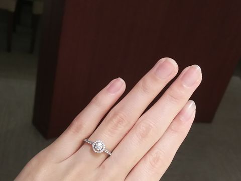 【ギンザタナカブライダル(GINZA TANAKA BRIDAL)の口コミ】 いわゆる立て爪の一粒ダイヤの婚約指輪を試着してみたものの、大きめの手…