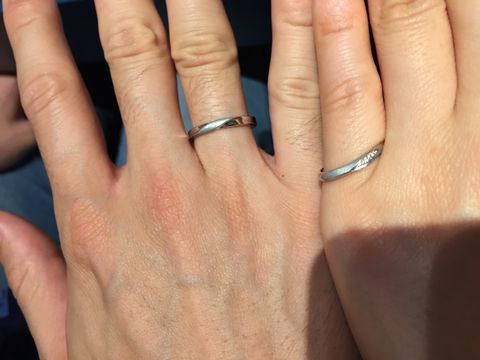 【銀座ダイヤモンドシライシの口コミ】 3ミリ以下で、流れるようなデザイン、石も斜めに綺麗に入っています。また…