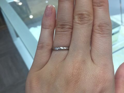 【4℃ BRIDAL(ヨンドシーブライダル)の口コミ】 プラチナで、軽くウェーブのかかったデザインに一石ついています。厚さも3…