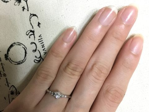 【Disney FANTASIA(ディズニーファンタジア)の口コミ】 私は先に結婚指輪を買っていたので、迷わず同じファンタジアのこちらを選…