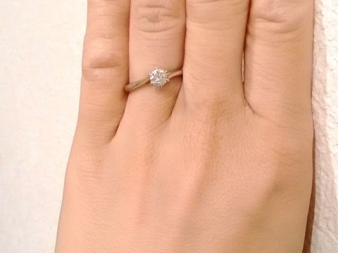 【銀座ダイヤモンドシライシの口コミ】 ダイヤモンドがキレイに見えるデザインだったことです。
台座部分に空間が…