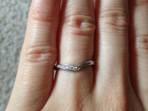 【4℃ BRIDAL(ヨンドシーブライダル)の口コミ】 指が長く見えるＶ字で、ダイヤが入っているのを探していたところ、ぴった…
