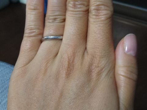 【Ponte Vecchio(ポンテヴェキオ)の口コミ】 指輪の形はウェーブでスタイリッシュなので指を細く見せてくれます。また…