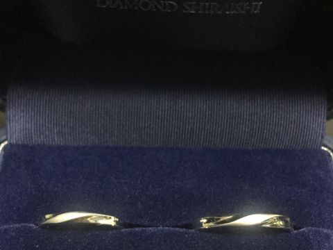 【銀座ダイヤモンドシライシの口コミ】 形はシンプルなストレートで、婚約指輪との重ね付けが楽しめるようなもの…