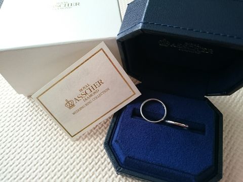 【ROYAL ASSCHER(ロイヤル・アッシャー)の口コミ】 婚約指輪と重ね付けできるものがいいと思い、ストレートのラインの指輪を…