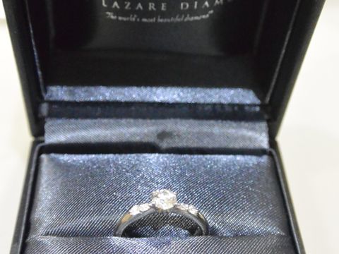 【ラザール ダイヤモンド(LAZARE DIAMOND)の口コミ】 ダイヤモンドの輝きが美しく、洗練されたシンプルなデザインがとても気に…