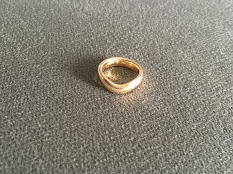 【ティファニー(Tiffany & Co.)の口コミ】 色味がピンクゴールドなのですが、結婚指輪でありきたりのシルバーや、目…