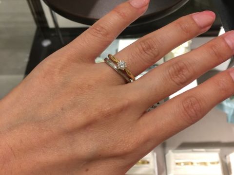 【agete(アガット)の口コミ】 プラチナとゴールドが使われており、とてもおしゃれです。またシンプルな…