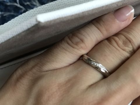 【銀座ダイヤモンドシライシの口コミ】 旦那がすごく気に入ったため購入を決意しました。
旦那の要望はリングが太…