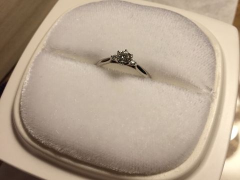 【俄(にわか)の口コミ】 メインのダイヤモンドの横に小粒のダイヤモンドが寄り添ったデザインが気…