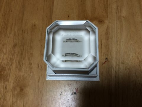 【4℃ BRIDAL(ヨンドシーブライダル)の口コミ】 仕事中に付けられるシンプルなデザインだが、あまり他と被らない単純では…