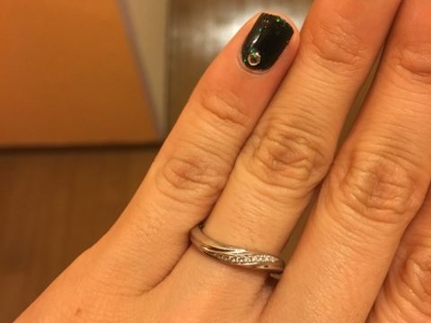 【銀座ダイヤモンドシライシの口コミ】 初めはうねりがないデザインで探していたが、旦那と話し合い、波のような…