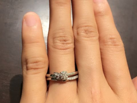 【俄(にわか)の口コミ】 シンプルでダイヤが入っている結婚指輪を探していました。せせらぎは、右…