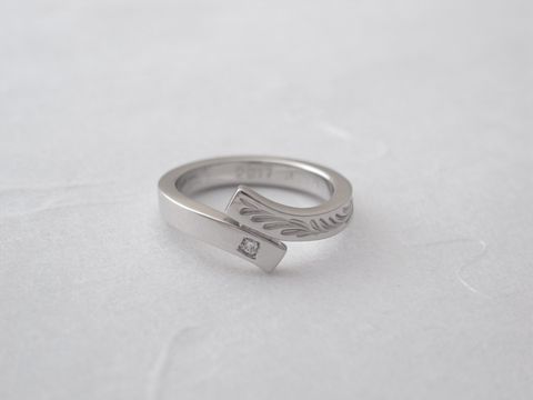 【ichi(イチ)の口コミ】 婚約指輪でありながら、シンプルなデザインであり、カジュアルなシーンで…