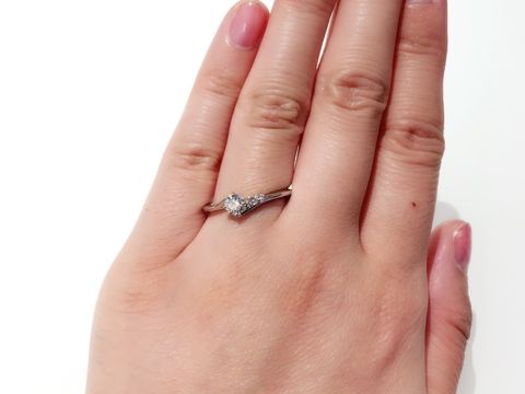 【ラザール ダイヤモンド【取扱店販売】の口コミ】 なかなかないこのアシンメトリーなデザインに一目惚れしました！3石のタイ…