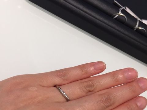 【俄(にわか)の口コミ】 細い指にも栄える存在感でダイヤが散りばめられておりさりげないおしゃれ…