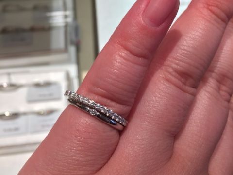 【アイプリモ(I-PRIMO)の口コミ】 丸いフォルムで柔らかい印象を与えてくれる指輪です。初めはダイヤなしば…