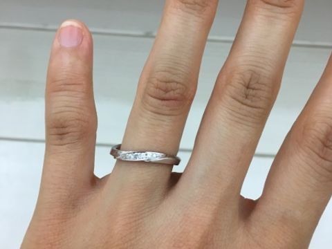 【RITOE(リトエ)の口コミ】 指輪にウェーブがあることで指が綺麗に見えます。手作りなので真ん中にあ…