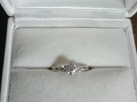 【D&D 144の口コミ】 1粒ダイヤの指輪と迷いましたが、3粒のデザインがとても気に入って、こち…