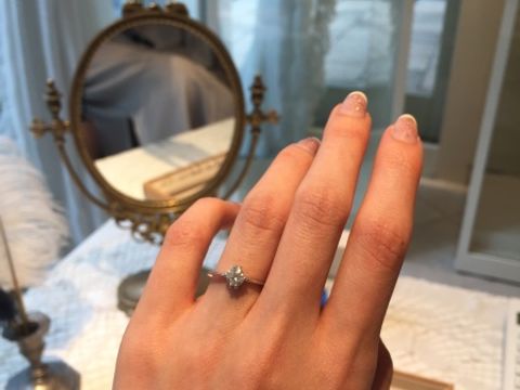 【Enasoluna(エナソルーナ)の口コミ】 婚約指輪らしいデザインでとてもステキでした。自分の指には細いリングが…