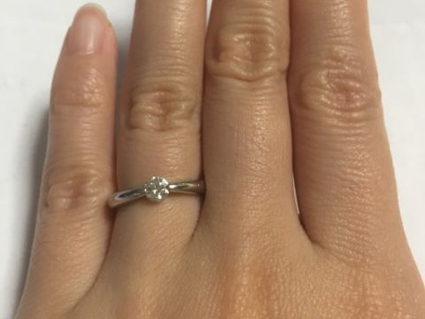 【Miss Platinumの口コミ】 ・シンプルかつ華やかなデザイン
・ダイヤの大きさが指とバランス良く馴染…