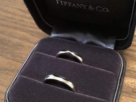 【ティファニー(Tiffany & Co.)の口コミ】 結婚指輪は婚約指輪と同じティファニーと決めていました。デザインは、二…