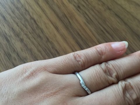 【アイプリモ(I-PRIMO)の口コミ】 婚約指輪と重ねて付けても不自然にならないデザインがいいと思っていたの…