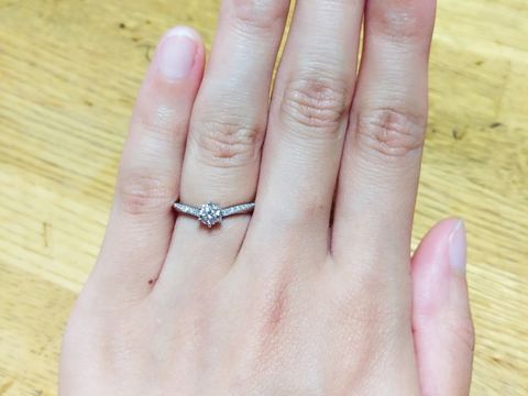 【PORTADA(ポルターダ)の口コミ】 重ね付けをするのが前提で、でも婚約指輪と分かるもの、指が綺麗に見える…