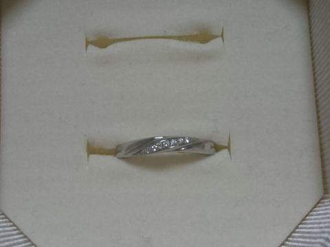 【4℃ BRIDAL(ヨンドシーブライダル)の口コミ】 シンプルで少しダイヤが入っている物がいいなと思い探していました。他に…