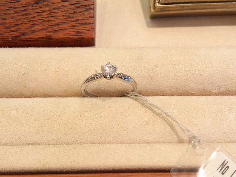 【アネリディギンザ(ANELLI DI GINZA)の口コミ】 中央のダイヤモンドに向かい、サイドのメレダイヤが斜めに配置されていま…