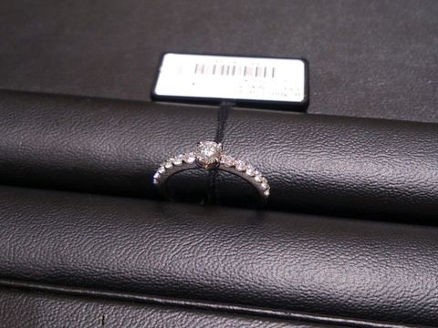 【ラザール ダイヤモンド(LAZARE DIAMOND)の口コミ】 アームにたくさんのダイヤモンドが並んでいて、とても綺麗です。
華やかで…