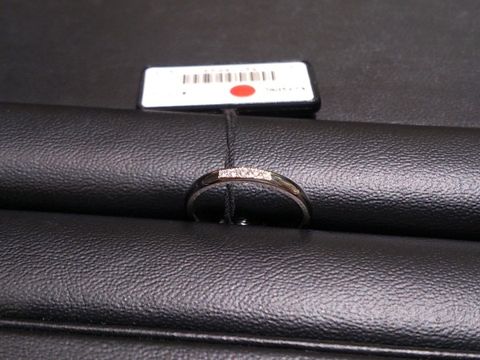 【ラザール ダイヤモンド(LAZARE DIAMOND)の口コミ】 中央に、控えめにダイヤモンドが入っていて、上品です。
ストレートでダイ…