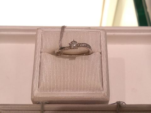 【festaria bijou SOPHIA(フェスタリア ビジュソフィア)の口コミ】 中央のダイヤのカットとてもきれいです。
アームがウェーブしていて、沿う…