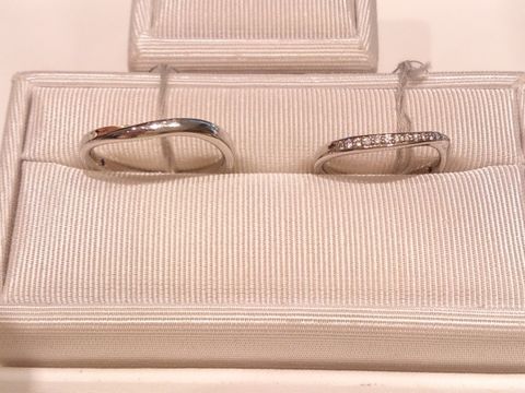 【festaria bijou SOPHIA(フェスタリア ビジュソフィア)の口コミ】 男女同じ形をしていて、女性用にはライン状にメレダイヤが入っています。
…